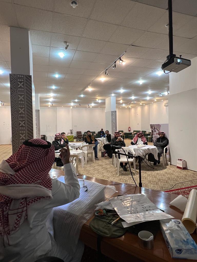AbdullahGahtan's tweet photo. تشرفت بتقديم ورشة عمل إنتاج اللوحة الخطية والتي تأتي ضمن برامج جمعية الثقافة والفنون بالباحة @SASCA_BHA واستعداداً لمعرض ختام أنشطة الجميع. الشكر والتقدير لأخي سعادة مدير الجمعية @ali_baha2008 على اتاحة الفرصة والشكر موصول لجميع الأعضاء والمشاركين في الورشة. https://t.co/xoIb4UNrZG