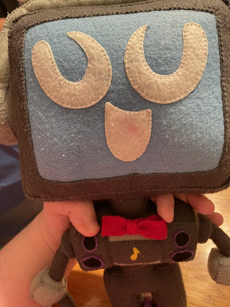A_ewStart's tweet photo. 😴: “No thanks. Tea will stain me. In fact, lots of things will stain me, like lipstick.”

Plush then took out their tiny phone to show Lolita this picture. https://t.co/AqByJyeAIR