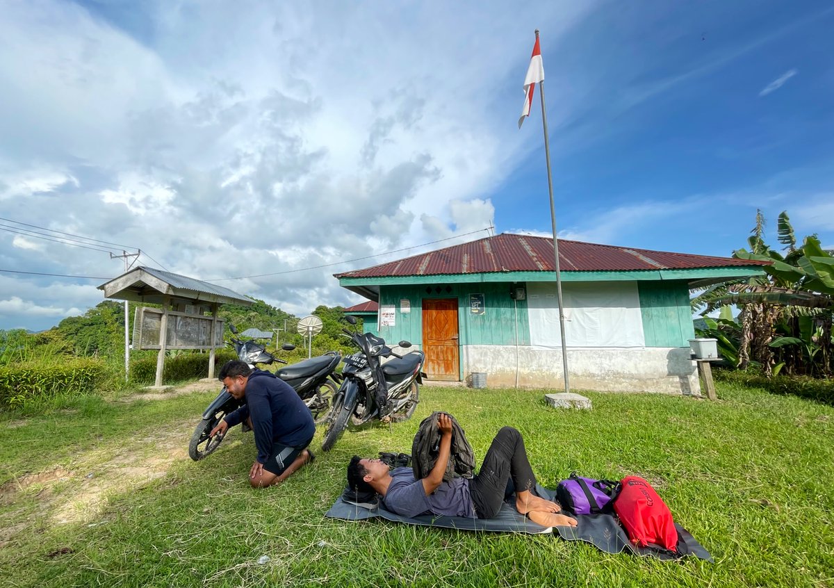 KADES 9 TAHUN. Hari libur atau kerja, suasana kantor desa di pedalaman rata-rata seperti ini. Mulai ada aktivitas kalau ada pembagian BLT. 

Satu-satunya "layanan publik" yang bisa dirasakan sehari-hari kalau ada Wi-Fi gratis. Puskesmas pembantu (Pustu), jauh lebih hidup.