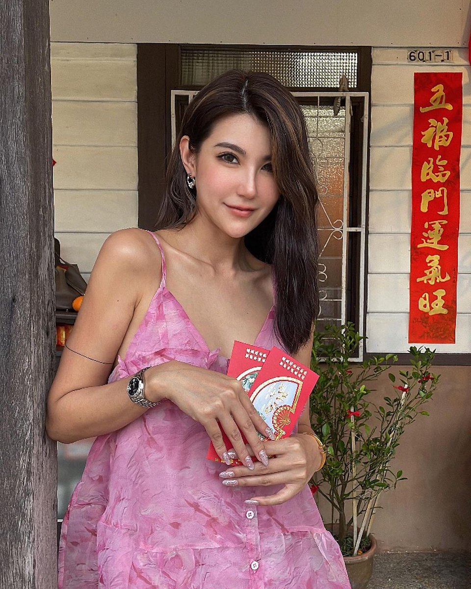 ElisKoh0214's tweet photo. 烟火起，照人间，举杯敬此年。烟花落，四季平，举杯贺新岁兔，年大吉大利。

The fireworks rise, shining on the earth raise a glass to this year. The fireworks fall, the seasons are calm, raise a glass to celebrate the new year.Happy New Year, the year of the rabbit is very auspicious https://t.co/ocONbYITqZ