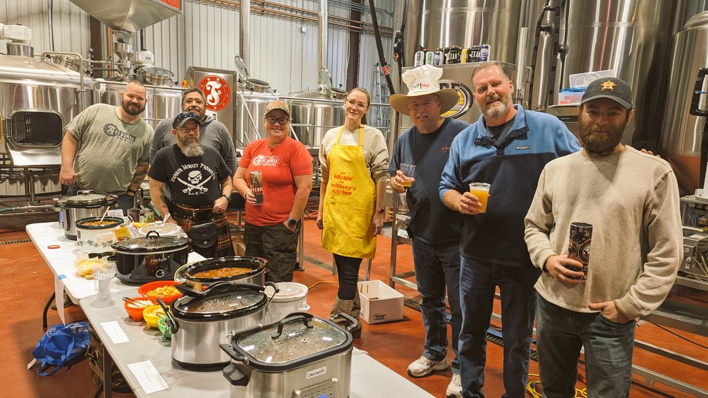 FredoniaBrewery's tweet photo. One could say these people understood the assignment. #ChillyCookoff #Beans or #NoBeans https://t.co/RckJ3PEC0V