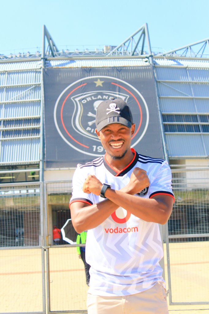 makwande_m's tweet image. Reply this with a picture of you wearing Orlando Pirates Football Club uniform 🏴☠️♥️☠️💯