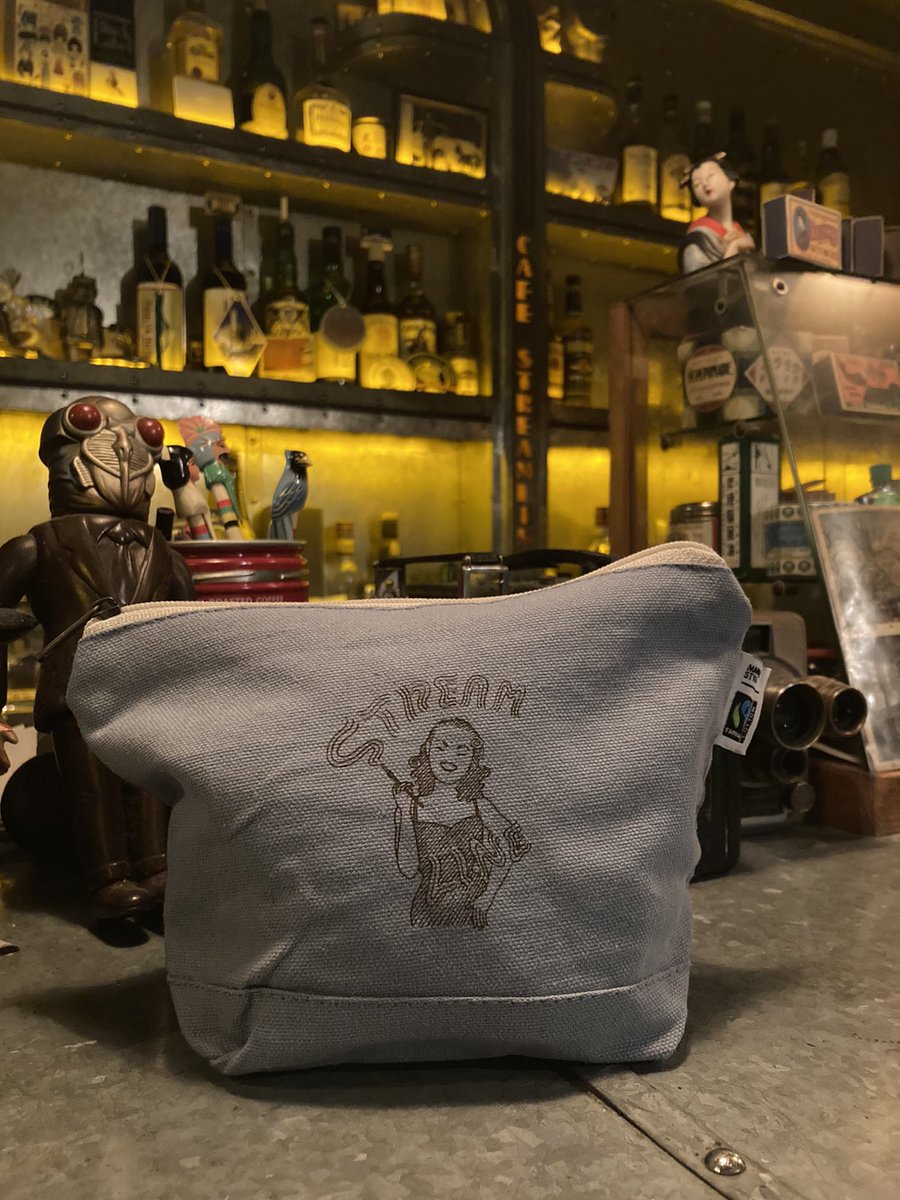 1953streamline's tweet photo. いよいよ今週末1/28日(土)🌙7時から
ストリームラインでスイングジャズナイトを開催いたします。
11周年記念オリヂナルポーチを販売いたします。
歌姫サマー嬢をモデルに描かせて頂きました。
1000円でございます。
是非是非宜しくお願いいたします🙇
#cafestreamline  #swingjazz https://t.co/r36mh6Cg4f