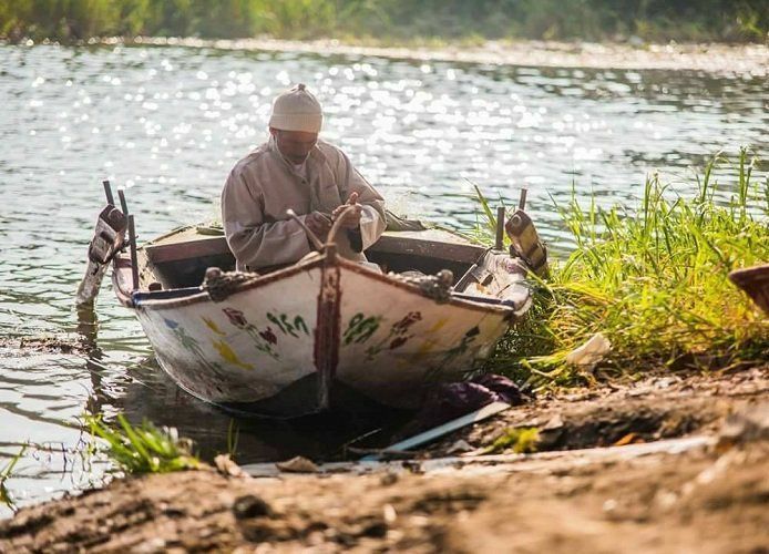 السفن لا تغرق بِسببِ المِياه المُحيطة بِها
و لكن : بسببِ المِياه التي تََتسربُ إليها 

لاتدع ما يَحدُث حَولكَ يتسربُ لِروحكَ فيُغرقك
فحافظ على نقاء روحك طاهر ويكفيك فخرا أنك عبد لله وحده ..❤