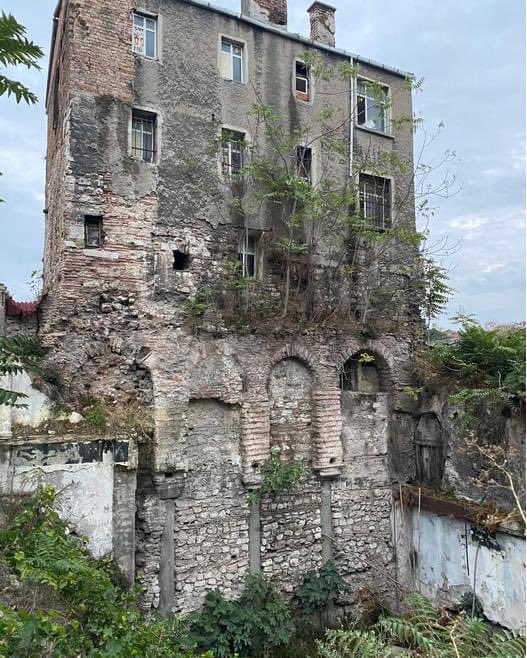 harryelsocio's tweet photo. Este edifico está en Fatih, Estambul, y en su arquitectura cubre tres periodos de la historia. Imperio Romano (parte de abajo), Imperio Otomano (en el medio), República (edificio de 3 plantas). https://t.co/TKz1xU1rZH