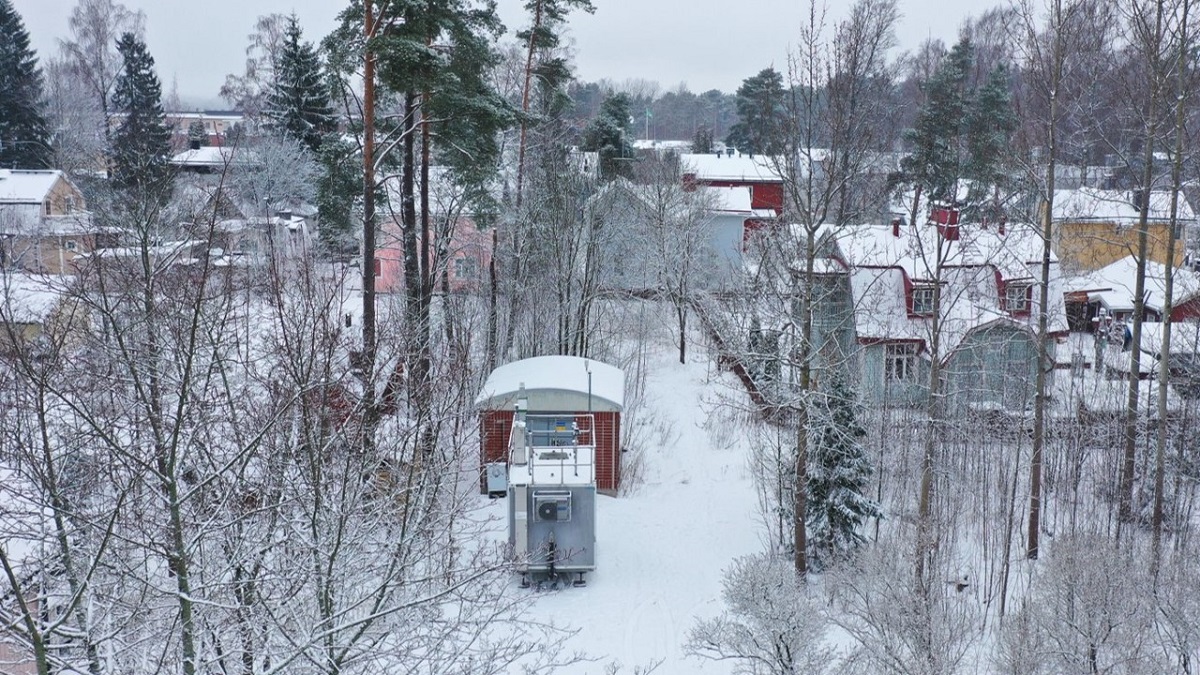 Helsingissä Tapanilan pientaloalueella mittaamme pienhiukkasten, hengitettävien hiukkasten, PAH-yhdisteiden, typen oksidien, mustan hiilen, LDSA:n pitoisuuksia sekä häkäpitoisuuksia. #Helsinki #Tapanila #ilmanlaatu #puunpoltto