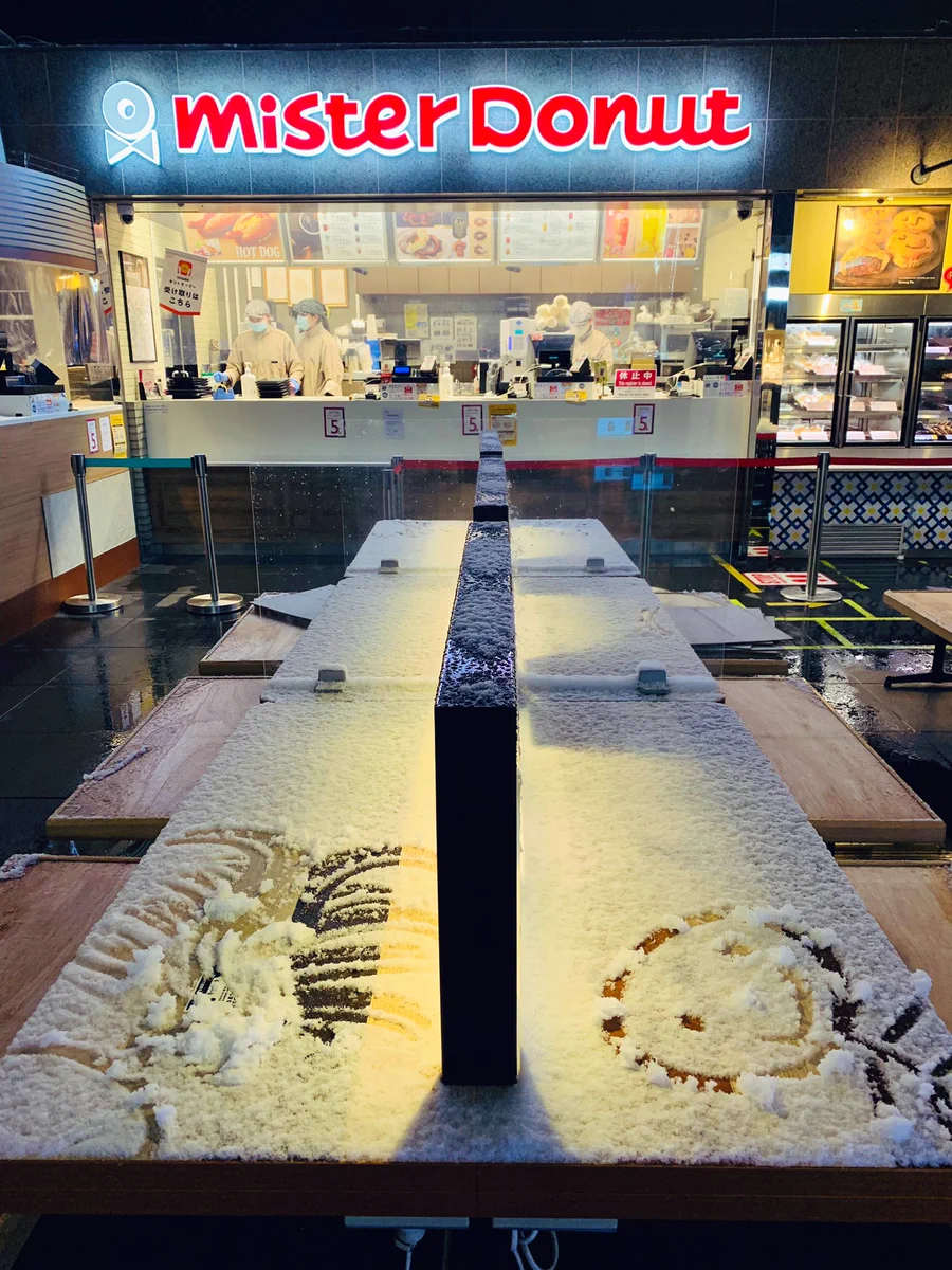ココナッツチョコレートまみれに！？雪が吹き込んだミスド店内。