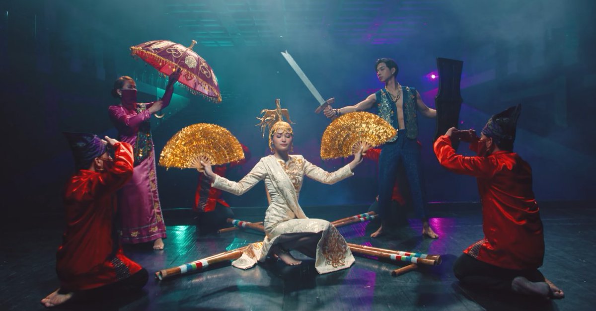rjihongbees's tweet photo. ppop is still a copycat of kpop????? istaphhhh coz maharani is on the way to raise the flag🤎🤎🤎

MAHARANI MV PREMIERE
#ALAMATMaharani #ALAMAT
@Official_ALAMAT https://t.co/fhSJzgLZPw