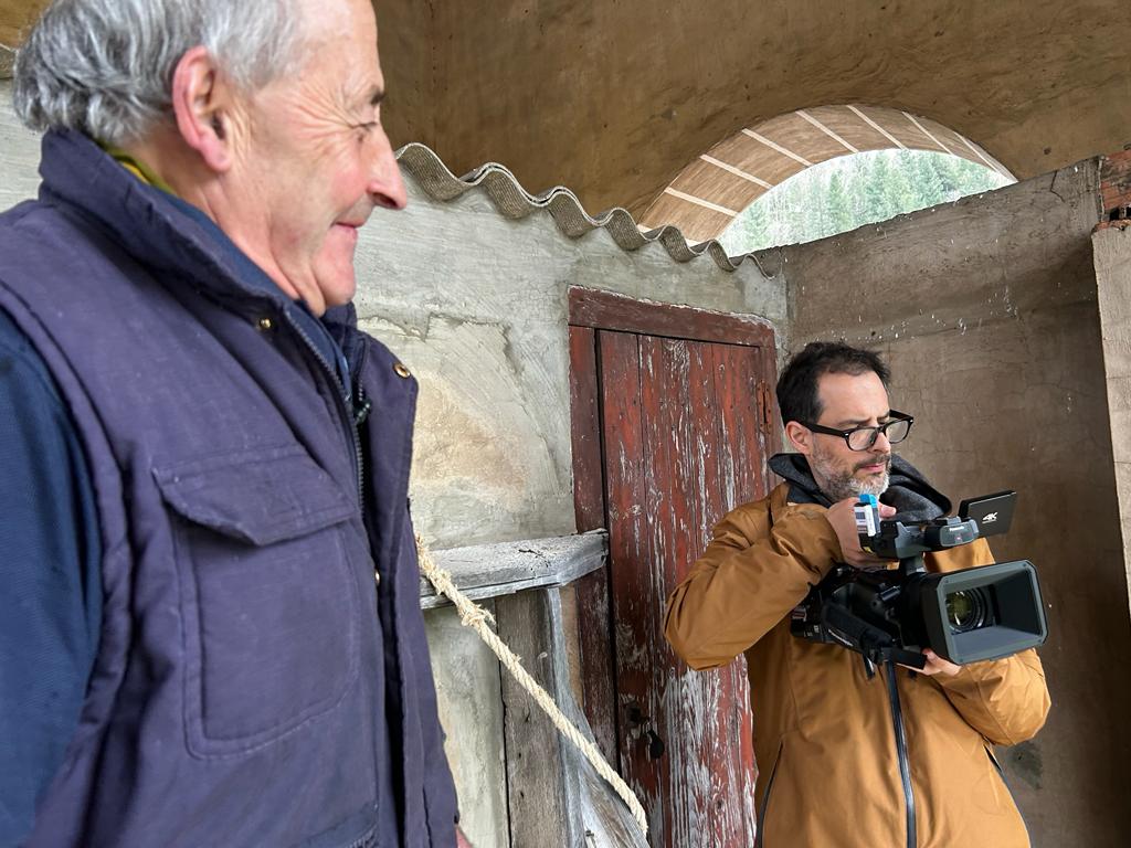 La1_tve's tweet image. Hoy en #AhoraONunca, entre muchas sorpresas, vamos a conocer a Fermín, uno de los últimos campaneros de España y el mundo 🤩

A partir de las 14:10 con @monicalopez_tve en La 1 
rtve.es/play/videos/ah…