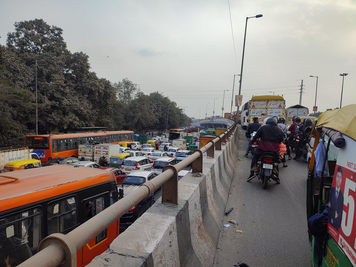 दिल्ली के मंगोलपुरी इलाके में ट्रैफिक जाम #Traffic #TrafficAlert #RoadSafety #TrafficReports #mangolpuri #delhitraffic #DelhiNews @DelhiPolice @dtptraffic @teztarrardelhi