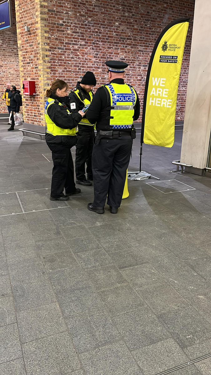 This morning we've been at @NetworkRailLBG promoting the @BTP #RailwayGuardians app to passengers for reporting concerns on the railway, just in case you or a fellow passenger need any support #SpeakUpInterrupt Download it here onelink.to/muk9u2 #NeighbourhoodPolicingWeek