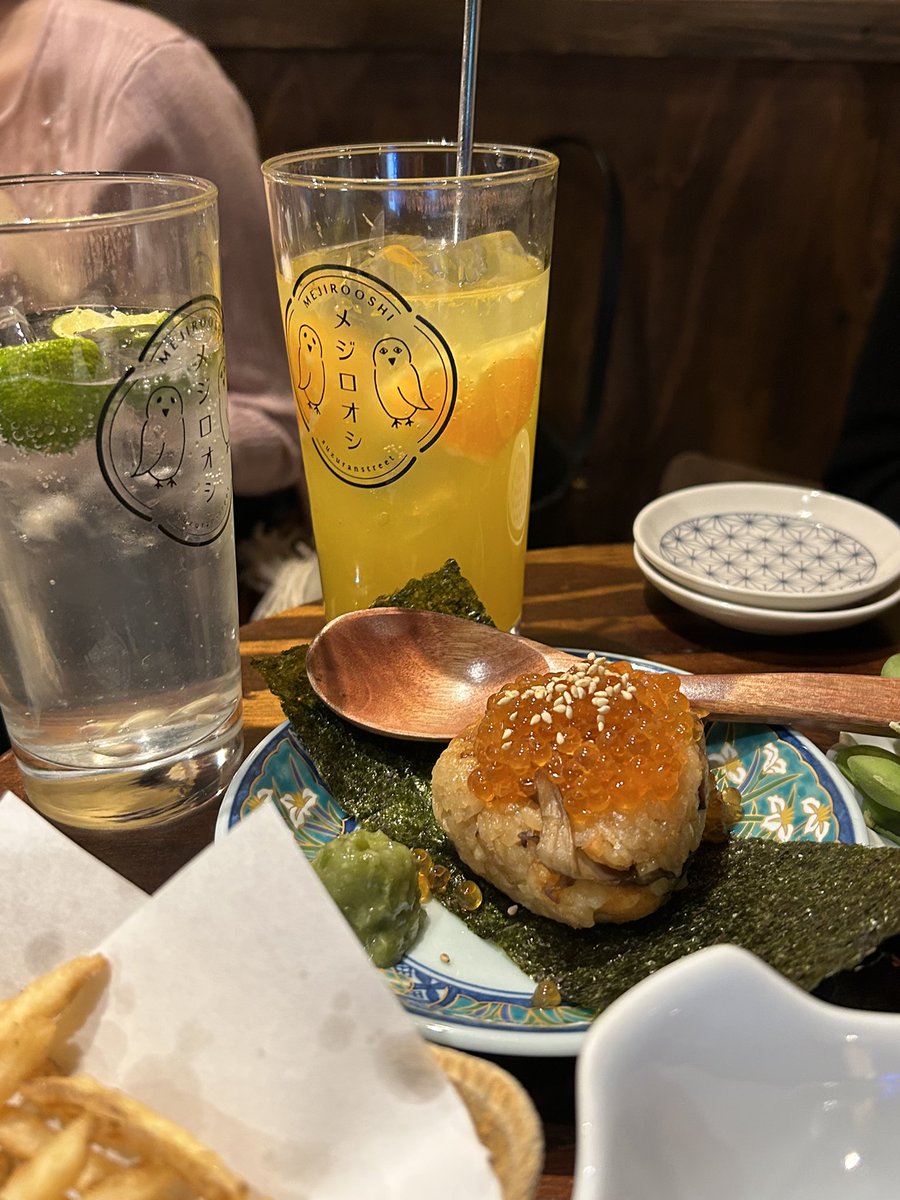 emuemu_3320's tweet photo. 三軒茶屋のメジロオシ🦉！
たばこも吸えてお洒落なグラスのお酒に美味しいお料理
平日でも賑わってる人気店
系列店も素敵な居酒屋多いから制覇していきたい〜🍺 https://t.co/LSoNNgkYK4
