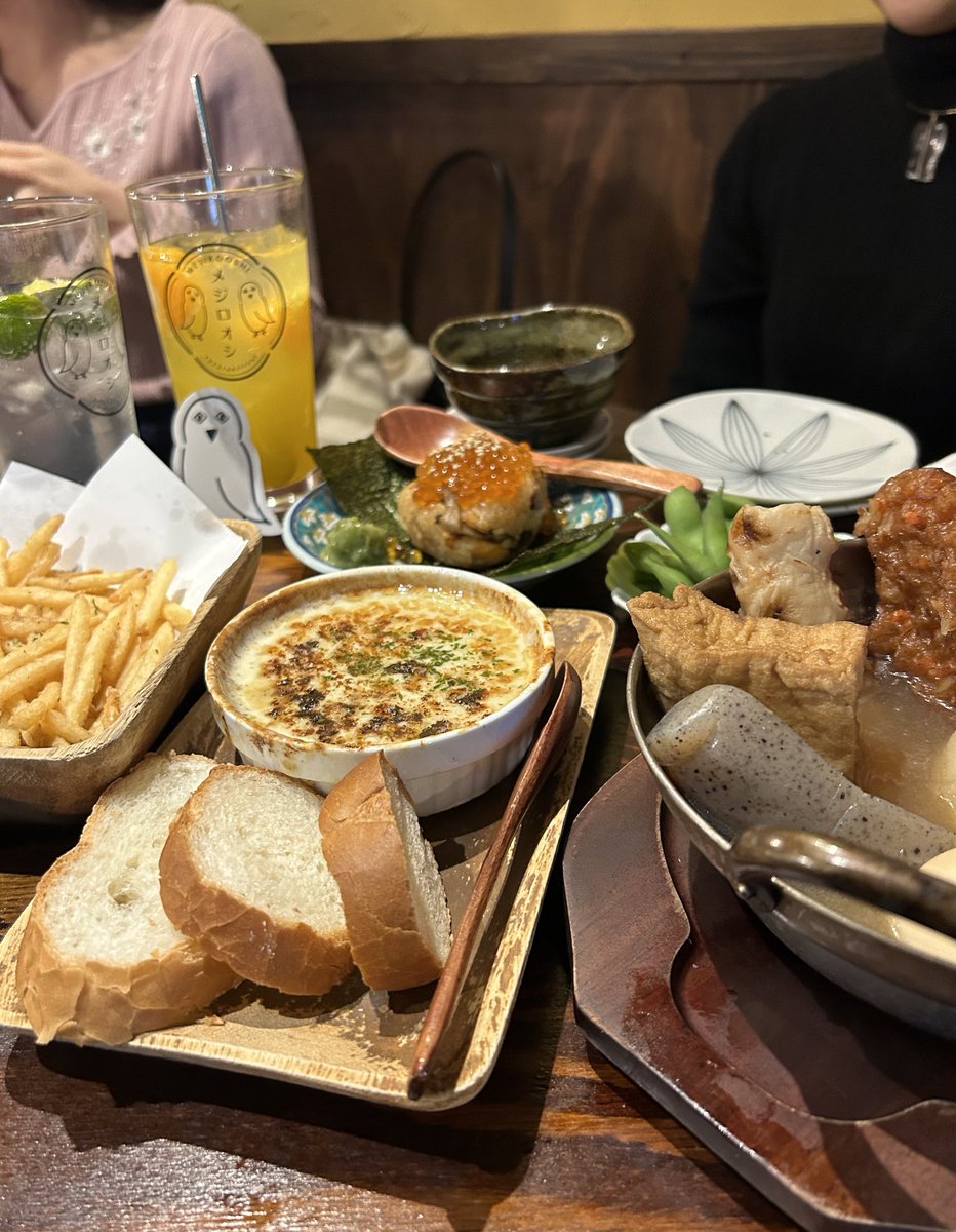 emuemu_3320's tweet photo. 三軒茶屋のメジロオシ🦉！
たばこも吸えてお洒落なグラスのお酒に美味しいお料理
平日でも賑わってる人気店
系列店も素敵な居酒屋多いから制覇していきたい〜🍺 https://t.co/LSoNNgkYK4