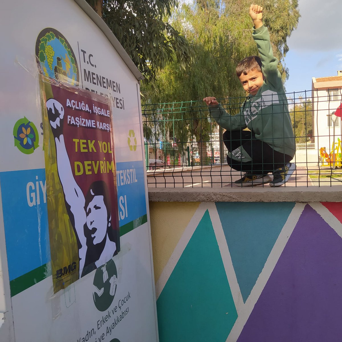 "Açlığa, faşizme, işgale karşı tek yol devrim!" kampanyası kapsamında Menemen merkez ve Asarlık Mahallesi'nde afişleme yaptık.

Faşizme karşı tek kurtuluş yolumuz, tüm emekçilerin ve ezilenlerin yan yana gelmesi, omuz omuza mücadele etmesidir!