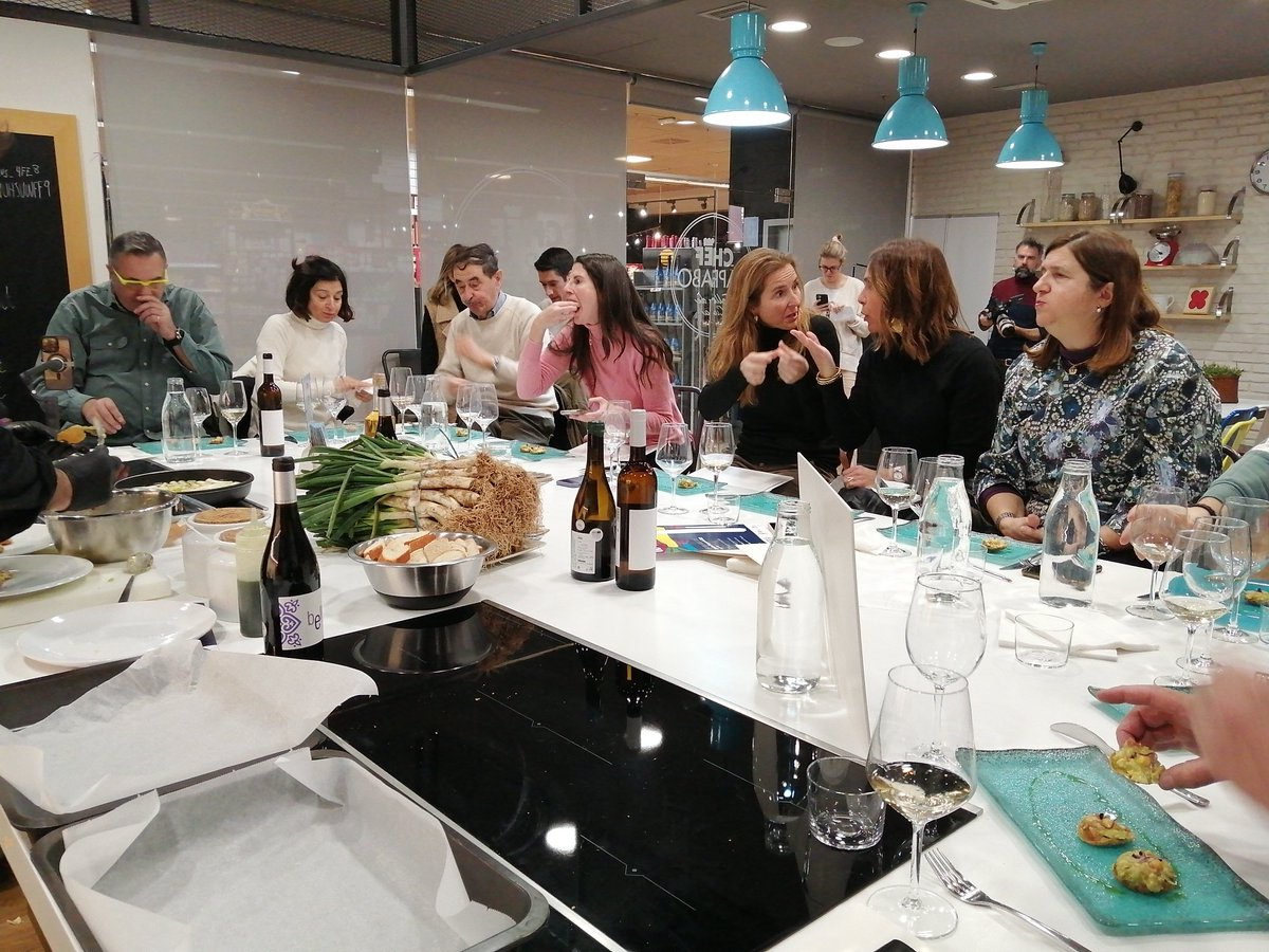 ranguita's tweet photo. La creatividad de #JordiCendrós y #OctaviRoca del Restaurante #ElTrispolet para innovar con un producto de calidad y de temporada. #ChefCaprabo @VallsAjuntament @caprabo @DOP_IGP_cat @doptarragona #calçot #proximidad https://t.co/B70Y4RW4Iv