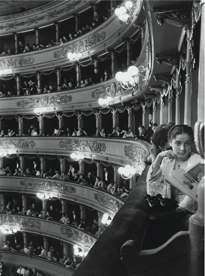 Revizorsb's tweet photo. Alfred Eisenstaedt 
 - Première à La Scala, Milan, 1934. https://t.co/EAC2BGFnOz