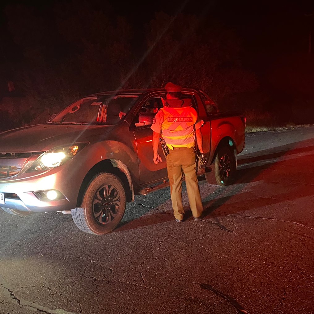 Carab_Maule's tweet photo. Carabineros de #SANJAVIER durante la noche mantuvo servicios de seguridad y prevención en los alrededores del incendio forestal del sector #Arbolillo/SanVicente, el que ya ha consumido más de 850 hectáreas de bosque de pino y matorrales.🚨Ruta 126 cortada🚨. https://t.co/fcWCqGWZDh