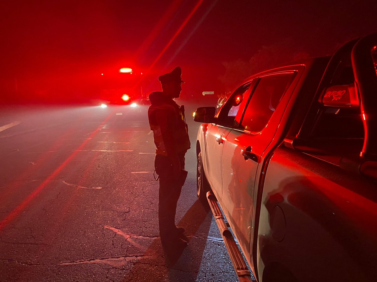 Carab_Maule's tweet photo. Carabineros de #SANJAVIER durante la noche mantuvo servicios de seguridad y prevención en los alrededores del incendio forestal del sector #Arbolillo/SanVicente, el que ya ha consumido más de 850 hectáreas de bosque de pino y matorrales.🚨Ruta 126 cortada🚨. https://t.co/fcWCqGWZDh