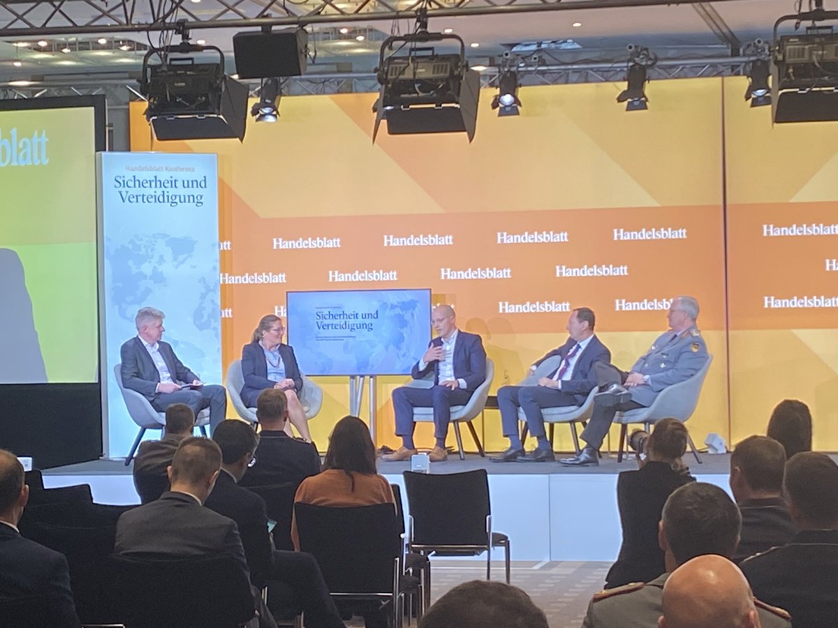 ‚Wie gelingt die zügige #ausrüstung der #bundeswehr?‘ diskutieren <a href="/BundeswehrGI/">General Carsten Breuer</a>, Frank Leidenberger <a href="/BWI_IT/">BWI</a>, Susanne Wiegand #renkgroup und Gundbert Scherf #helsing. <a href="/BundeswehrGI/">General Carsten Breuer</a> sagt: Die #generäle kamen bisher im Beschaffungsprozess zu spät an Bord. #hbsicherheit