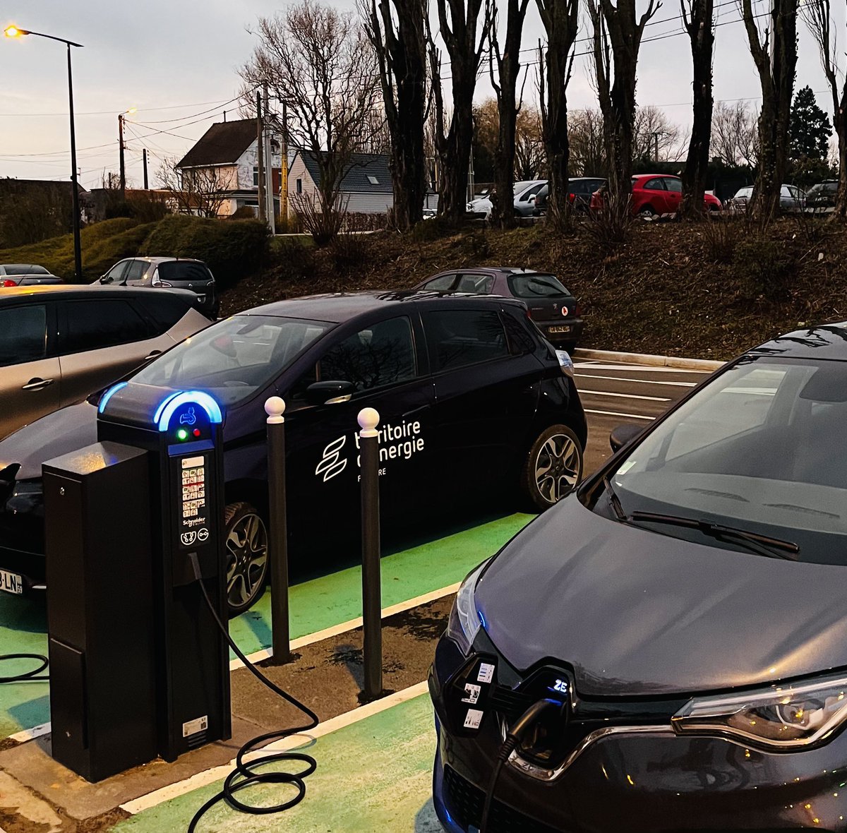 EnergieFlandre's tweet photo. En direct - inauguration pôle gare de #CCFlandreInterieure à #Bavinchove #Cassel
Le @siecf a réalisé:
✅ l’éclairage public des parkings💡
✅ la pose des bornes #IRVE
🚗🔌 6 points de charge @passpass_elec
Avec le soutien @departement59 et @prefet59
#Mobilitepropre
#Flandre https://t.co/SRzbsrgD9I
