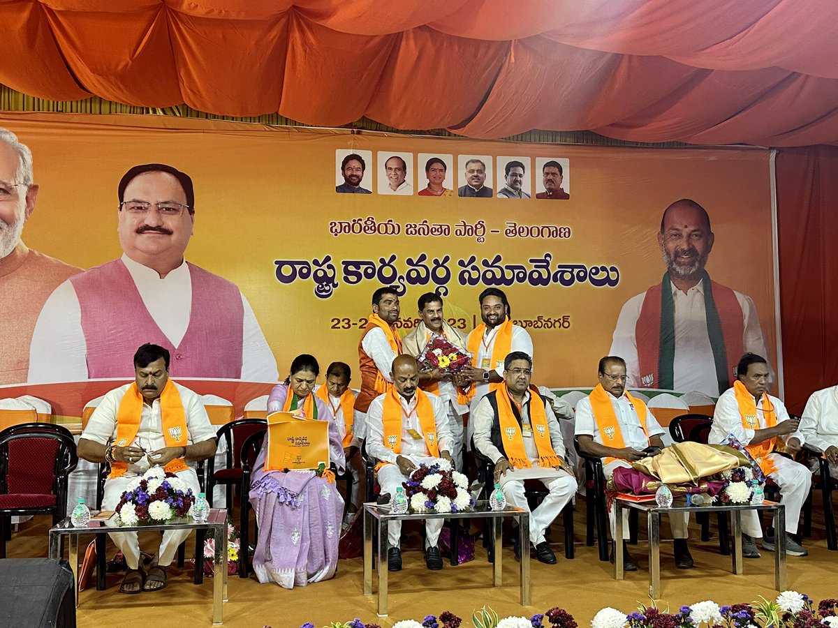 MithunReddyINC's tweet photo. *మహబూబ్ నగర్ పార్లమెంట్ హెడ్ క్వార్టర్స్ లో జరుగుతున్న భారతీయ జనతా పార్టీ రాష్ట్ర కార్యవర్గ సమావేశాలకు విచ్చేసిన బిజెపి జాతీయ మరియు రాష్ట్ర అతిరథ మహారధులకు స్వాగతం పలికిన భారతీయ జనతా పార్టీ యువ నాయకుడు ఏపీ మిథున్ రెడ్డి* #bjptgsec2023 #BJP4Telangana #bjp4shadnagar https://t.co/zhcOO3jXXW