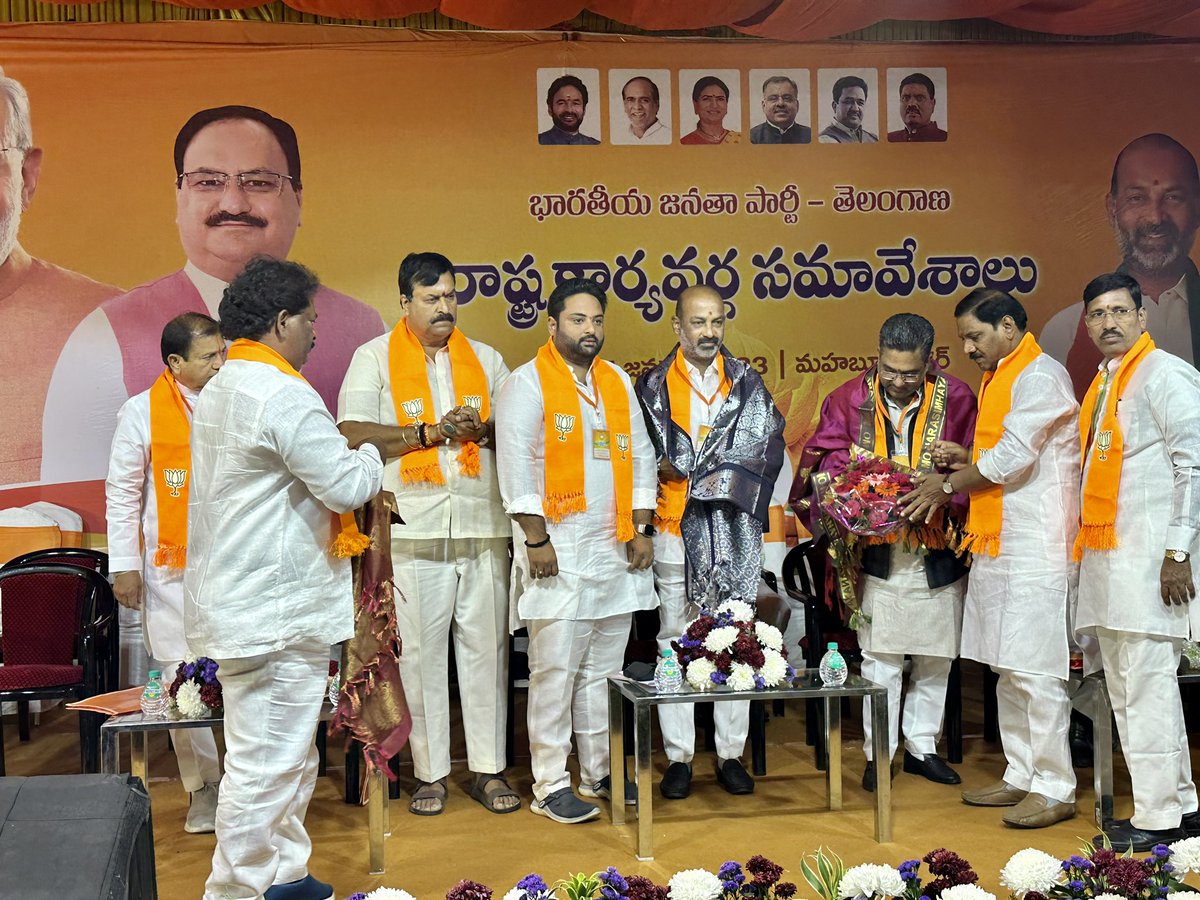 MithunReddyINC's tweet photo. *మహబూబ్ నగర్ పార్లమెంట్ హెడ్ క్వార్టర్స్ లో జరుగుతున్న భారతీయ జనతా పార్టీ రాష్ట్ర కార్యవర్గ సమావేశాలకు విచ్చేసిన బిజెపి జాతీయ మరియు రాష్ట్ర అతిరథ మహారధులకు స్వాగతం పలికిన భారతీయ జనతా పార్టీ యువ నాయకుడు ఏపీ మిథున్ రెడ్డి* #bjptgsec2023 #BJP4Telangana #bjp4shadnagar https://t.co/zhcOO3jXXW