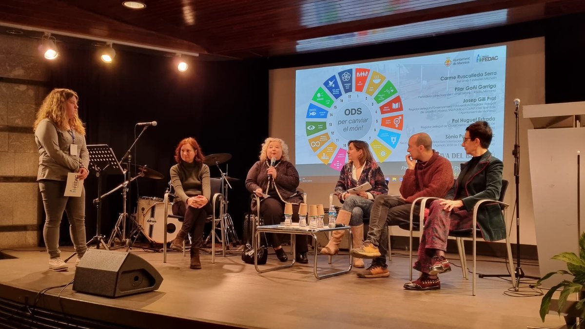FEDACManresa's tweet photo. Els convidats responen a les preguntes dels nostres alumnes.@EscolesFEDAC @CanalTaronja @ajmanresa @diariRegio7 #avuixdema #ods https://t.co/obgud3ryiR