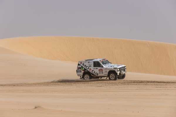 vitoriagasteiz's tweet photo. Duela 2 hilabete Asier Duarte gidari gasteiztarrak bat egin zuen Dakarreko abenturarekin Saudi Arabian. Nissan Patrol pilotuak Vitoria-Gasteiz izena 88tik 23. postu duinera eraman du eta H1 kategoriako 10. postuan sailkatu da. Zorionak!! https://t.co/m9zDOeXArz