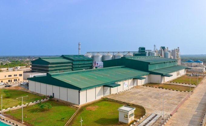 LagosReport's tweet photo. President Buhari has commissioned Lagos Rice Mill, Imota, one of the largest mills in Africa. The Imota Rice Mill has the capacity to produce 32 tonnes per hour. At full capacity, the mill will create 1,500 direct jobs and 254,000 indirect jobs. #PMBInLagos https://t.co/k6p3dUpmVQ