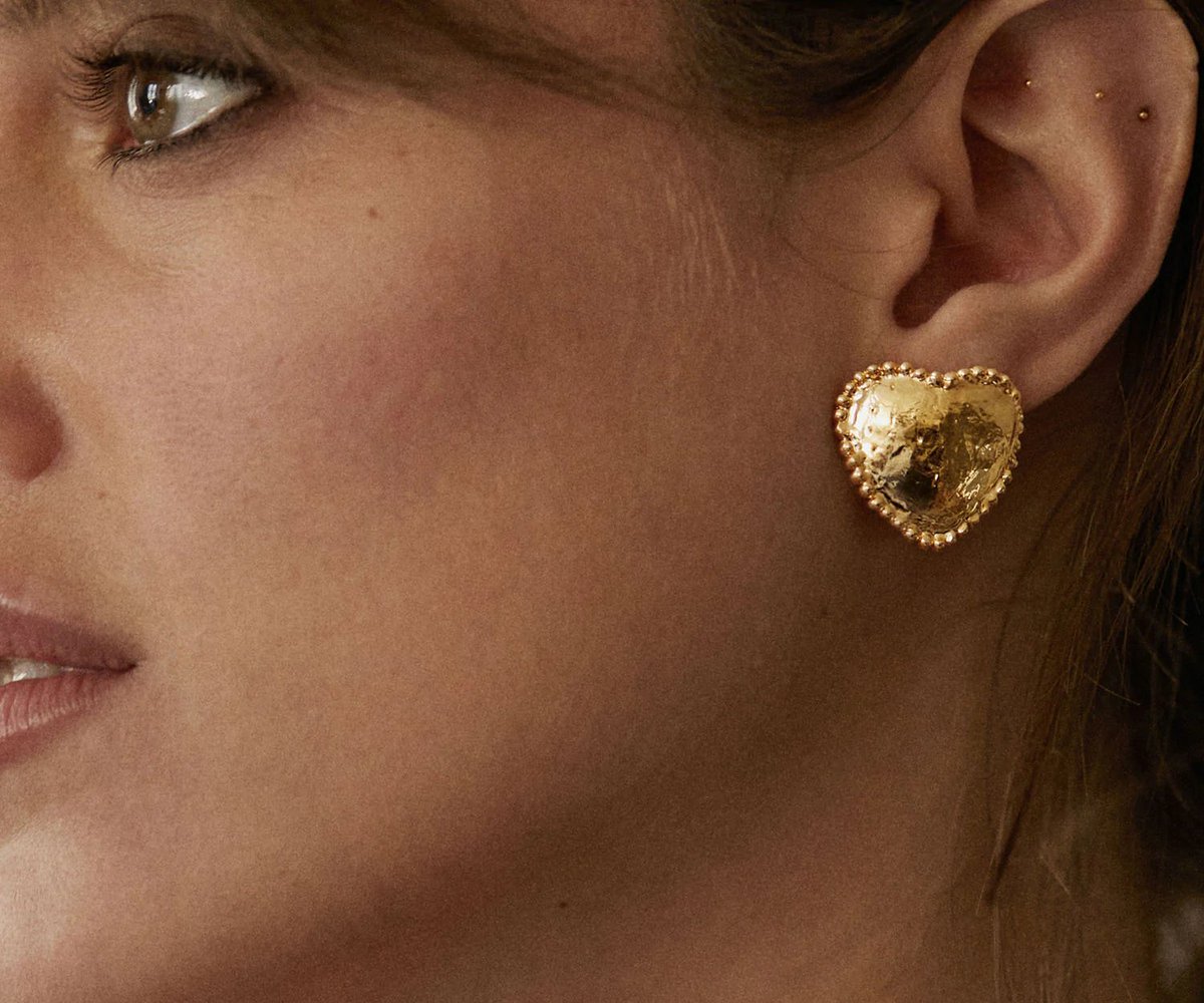 parade_jp's tweet photo. ELISE TSIKIS PARIS  /  CETICA pierced earrings 
エリーゼ・ティキスより入荷した、大きなハートがキュートなピアス。K24ならではのやわらかな質感もあいまって��目に入る度に優しい気持ちを思い出させてくれそうなデザイン。https://t.co/YFLR80dprs https://t.co/qGwbBVvRsD