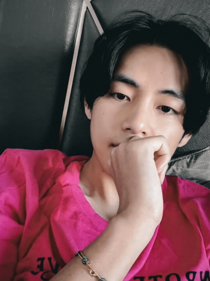 thvxk's tweet photo. ARMYs, did you watched my live hours ago with this fuschia color printed T-shirt? 👀 https://t.co/EGYfOxYC7Y