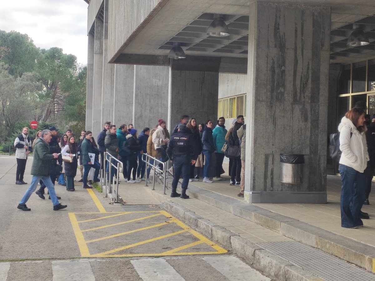 Hoy, Díaz Ayuso es nombrada 'alumna ilustre' en Periodismo en la UCM. La policía ha prohibido el paso a alumnos críticos, ha blindado la universidad con el campus militarizado y ha escoltado y ha dejado entrar al grupo de Nuevas Generaciones del PP para que la aplaudan.