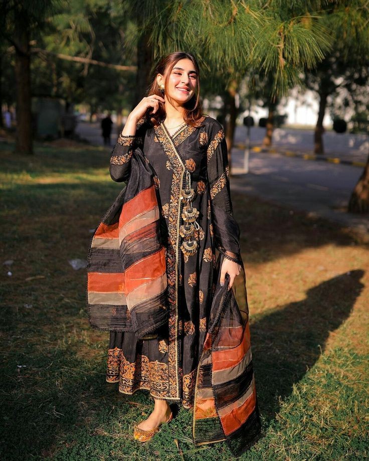 हम लड़कियां हैं साहब
नाज़ुक कलियों के साथ-साथ
 इमोशनल फ़ूल भी होती है!❤️