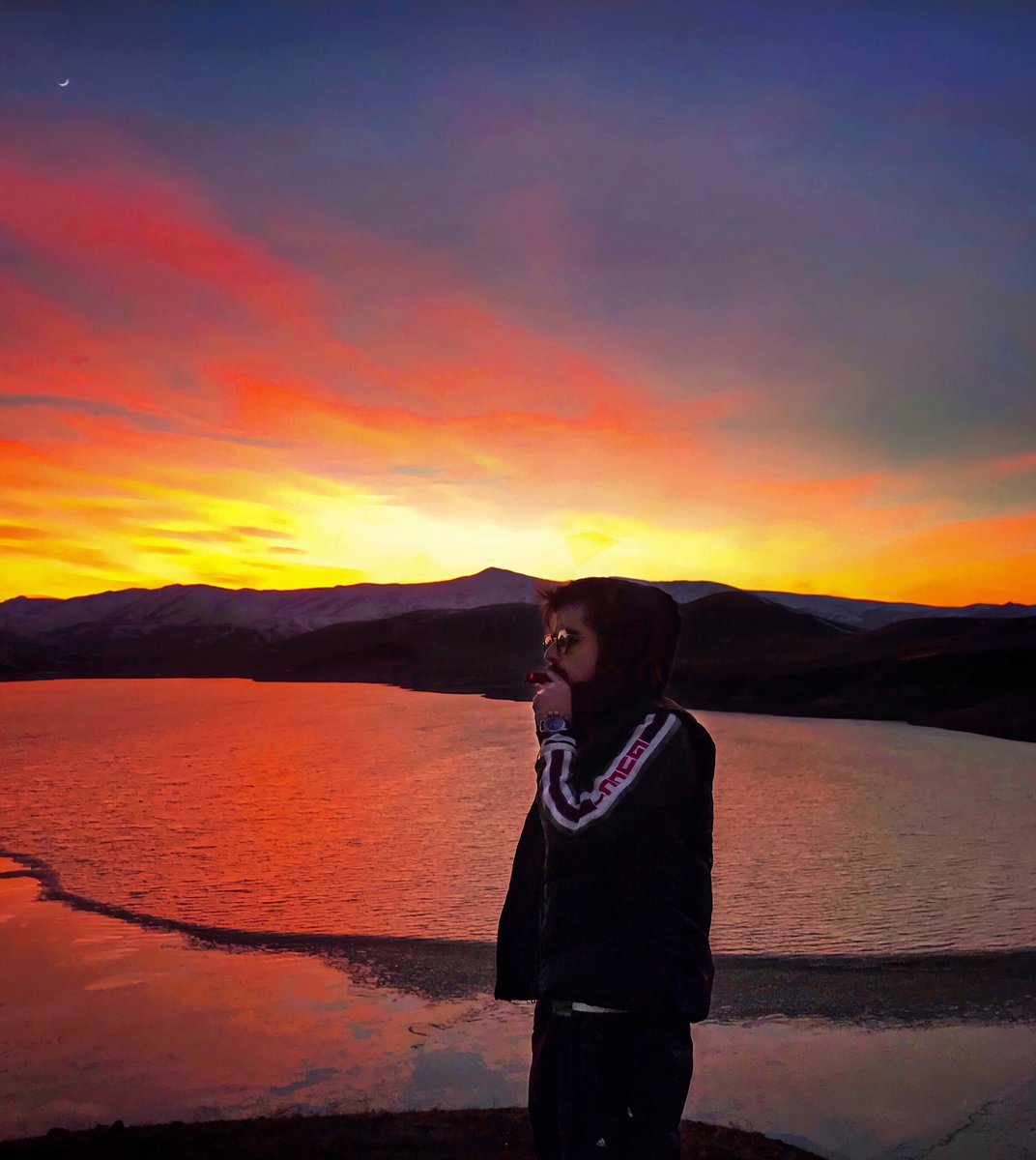 На небе только и разговоров, что о море и о закате. Там говорят о том, как чертовски здорово наблюдать за огромным огненным шаром, как он тает в волнах. И еле видимый свет, словно от свечи, горит где-то в глубине…  #мирмоихснов #🌅🌅