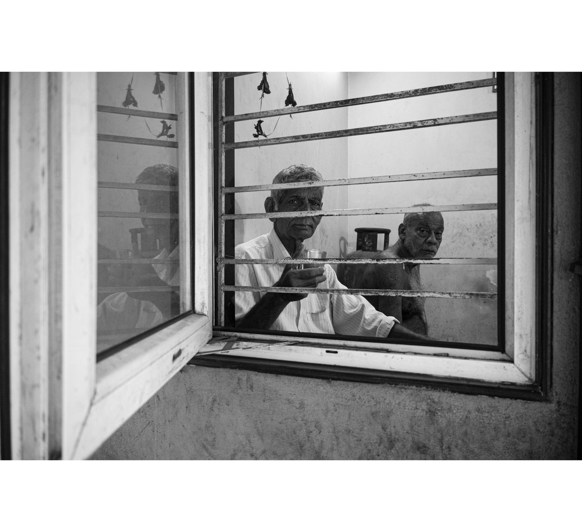 Expwithkamikaze's tweet photo. Early morning Kolkata, people sipping thier first sip of tea in the streets.
Streets of Kolkata series.
#streetphotographer #streetphotography #streetsofkolkata https://t.co/RXDgih0yPU