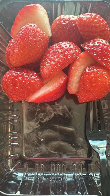 thvxk's tweet photo. Look what i ate lately. Taste so fresh and sweet. Not sour at all! 🤤🍓

Ps. Another pics of Tannie looking cute. https://t.co/XKNWcgsROT