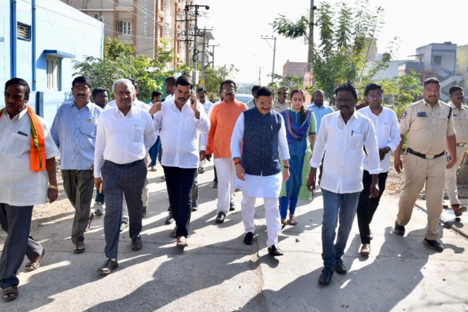 Participated in #SwacchBharatAbhiyan and Tree Plantation Drive at B Camp, Ward 17, Kurnool with BJP Karyakartas.

Under constructive vision of Hon'ble PM Shri @narendramodi ji, India is strongly marching on the path of sustainable development.