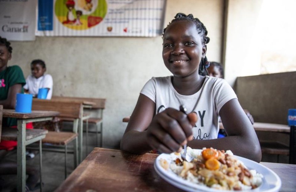wfp_mozambique's tweet photo. #WorldEducationDay

#SchoolFeeding is one of the few #Education interventions that shows the positive impact of @WFP and schools' collaboration, benefiting nearly 360,000 people in #Mozambique.

Let's join efforts to provide safe access to education and #Nutrition to #Children! https://t.co/PM1JWU2M6j