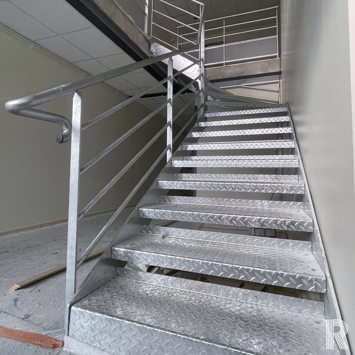 Rambault86110's tweet photo. Le #métal est un #matériau #durable et esthétique qui offre à un #escalier une élégance singulière. 

Fabriqué et conçu dans notre atelier, nous avons récemment posé ce bel escalier balancé métallique avec sa finition galvanisée chez notre client Vitalis, à Poitiers. https://t.co/wrSW1U5Qwv