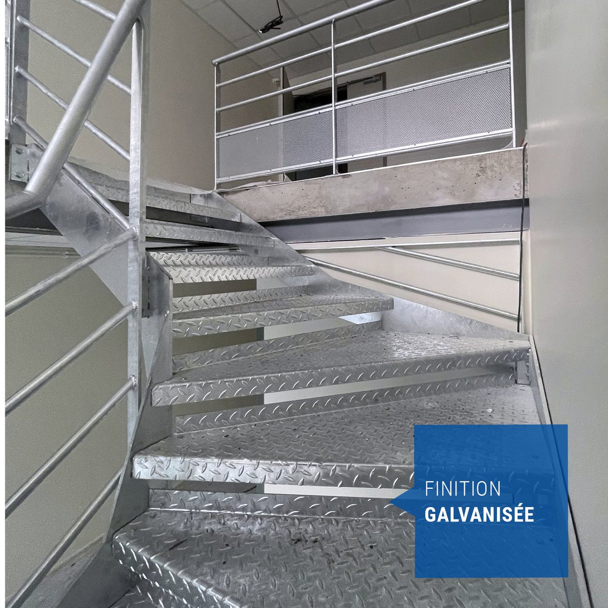 Rambault86110's tweet photo. Le #métal est un #matériau #durable et esthétique qui offre à un #escalier une élégance singulière. 

Fabriqué et conçu dans notre atelier, nous avons récemment posé ce bel escalier balancé métallique avec sa finition galvanisée chez notre client Vitalis, à Poitiers. https://t.co/wrSW1U5Qwv