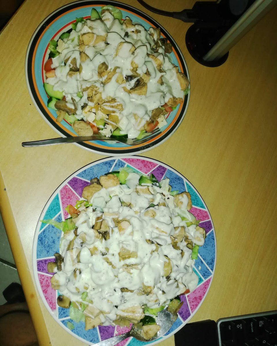 NiekerkNicolene's tweet photo. @expressoshow Chicken breast
Onion
Chicken spice
Pepper and salt
Mushrooms
(Stir fry them together)
Cut tomatoes ๐
cucumber,feta cheese ๐ง,avo and lettuce ad the chicken on top with salad Greek cream sauce this can also be in a wrap #Probiflora #BringTheGoodBac #ExpressoShow https://t.co/WEttlSc5as