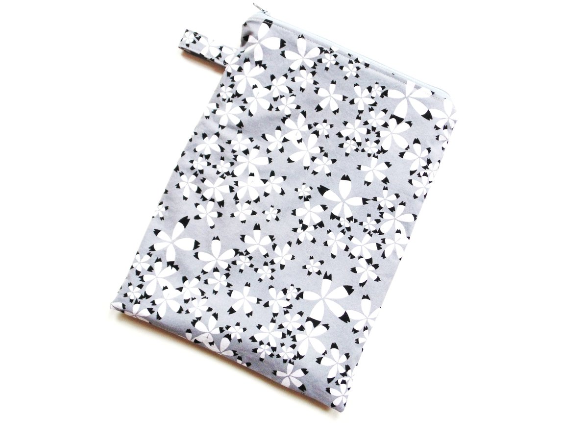 NancyEllenSt's tweet image. Waterproof bag, wet bag for swimsuits, cloth pads, toiletries, floral zipper pouch tuppu.net/48e30458 #NancyEllenStudios #Etsy #PoolBag