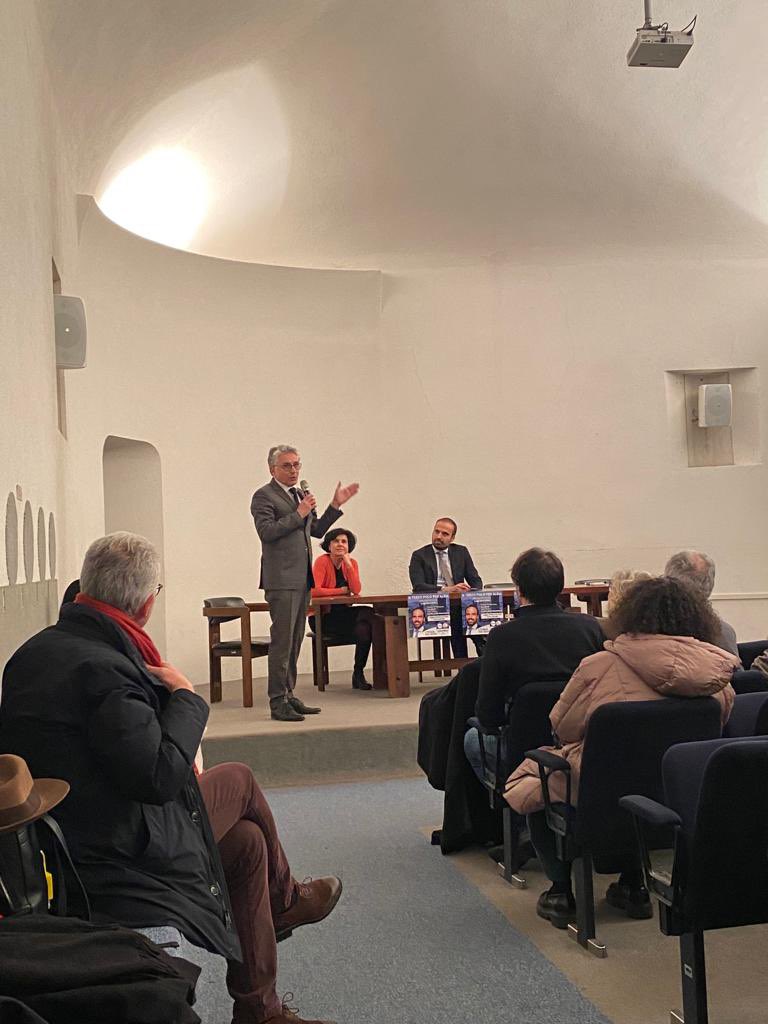 marattin's tweet photo. Anche ieri sera a Alba Cuneo) una bella serata di discussione, partendo da quello che secondo noi era sbagliato della legge di bilancio fino ad arrivare al partito che vogliamo. In sala tanti amministratori locali “curiosi” per il Terzo Polo, mi ha fatto molto piacere. https://t.co/FnsmMJHi8z