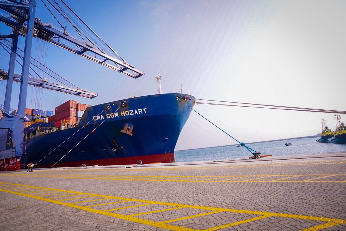 AfricaFactsZone's tweet photo. Nigeria's President Buhari has inaugurated Nigeria's deepest sea port, $1.5 billion Lekki Deep Sea Port in Lagos State, Nigeria.
It is located at the heart of the Lagos Free Trade Zone.
It spans 600 meters, and has the capacity to contain over 16,000 standard containers. https://t.co/yXmFs5wz9S