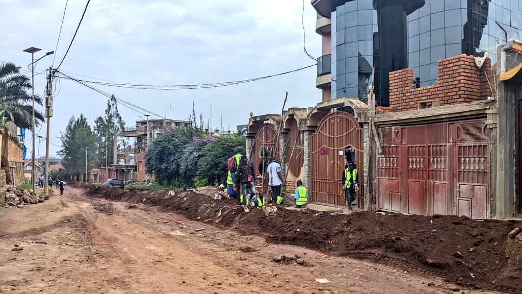 Nick_KingYNK's tweet photo. 🔴 #Bukavu : 24-01-2023 | 08:30
🚧 ATTENTION TRAVAUX EN COURS ⚠️
Si vous passez à Ibanda, soyez vigilant et regardez où vous mettez vos pneus ou vos pieds.
Les Braves de la #SOCOC changent l'image de Muhumba.
Nous espérons que ces travaux vont vite finir.
Cc: @TheoKASI
Maire https://t.co/HvBEo1nX31