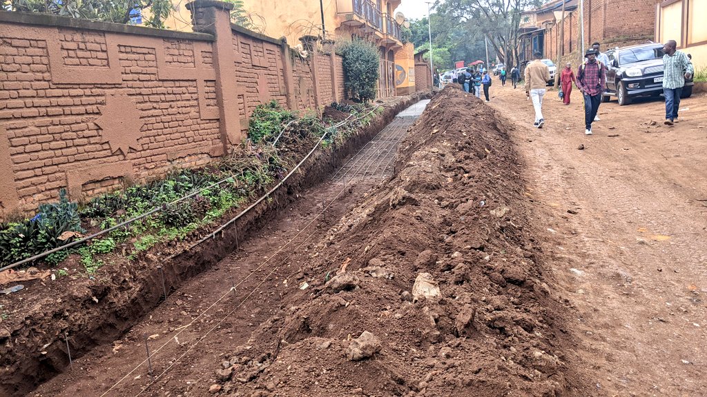 Nick_KingYNK's tweet photo. 🔴 #Bukavu : 24-01-2023 | 08:30
🚧 ATTENTION TRAVAUX EN COURS ⚠️
Si vous passez à Ibanda, soyez vigilant et regardez où vous mettez vos pneus ou vos pieds.
Les Braves de la #SOCOC changent l'image de Muhumba.
Nous espérons que ces travaux vont vite finir.
Cc: @TheoKASI
Maire https://t.co/HvBEo1nX31