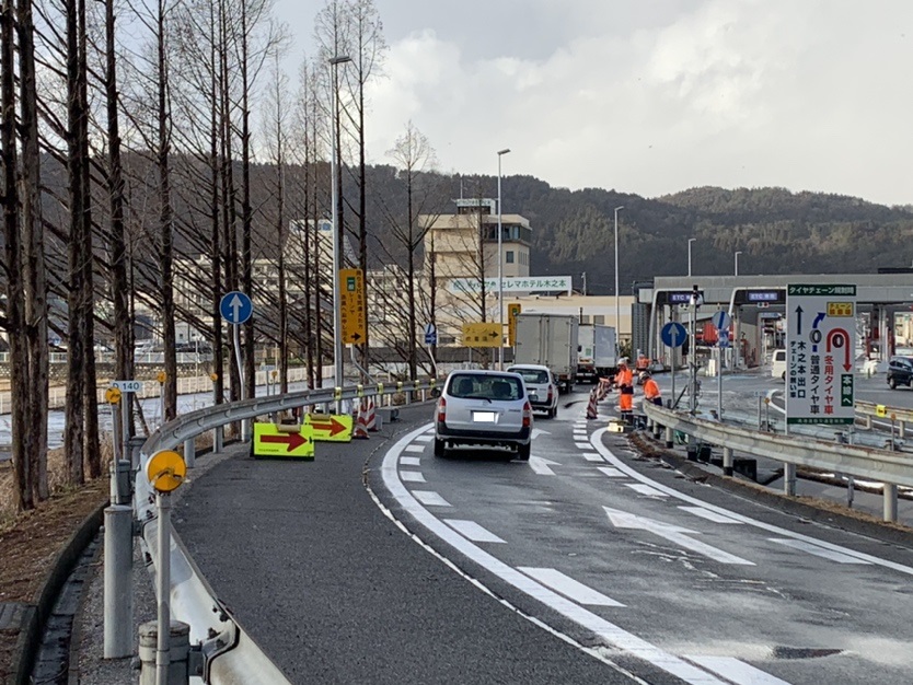 現在 #北陸道 の降雪に伴い、木之本IC（下り線）でタイヤチェックを