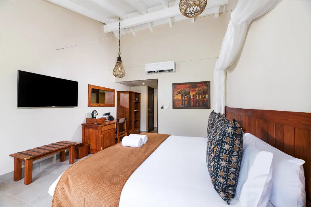 When the rooms look this good its easy to photograph them! What do you think of the new look Hwange Safari Lodge I photographed  few weeks ago? #commercialphotographer #hospitalityphotography #tourismphotography #hotelphotography #hotelphotographer #scottyphotography