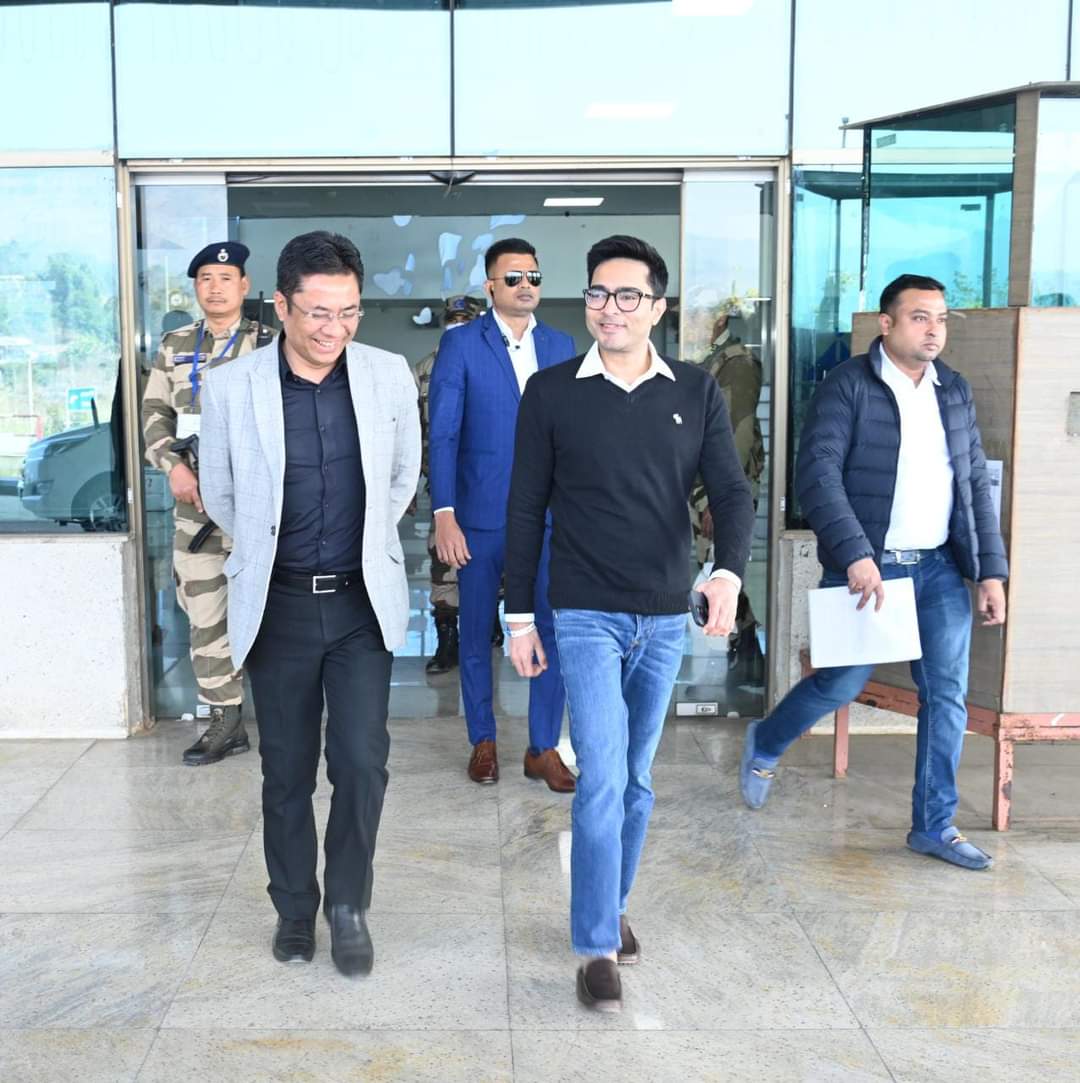 KhelaHobe2024's tweet photo. National General Secretary Shi @abhishekaitc received a hearty welcome from Meghalaya TMC Vice President George B. Lyngdoh
 at Shillong Airport today.

An important day ahead...
#TMCForMeghalaya
#KhelaHobe https://t.co/NXGKQoa7vq