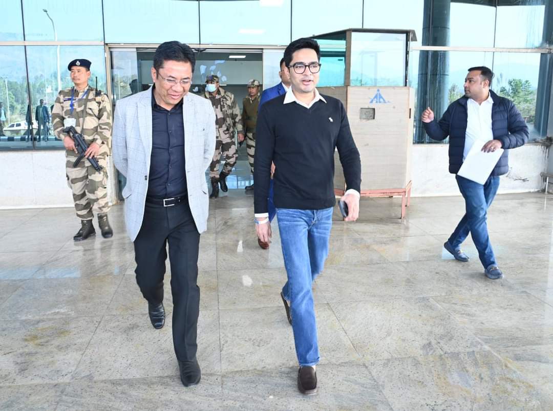 KhelaHobe2024's tweet photo. National General Secretary Shi @abhishekaitc received a hearty welcome from Meghalaya TMC Vice President George B. Lyngdoh
 at Shillong Airport today.

An important day ahead...
#TMCForMeghalaya
#KhelaHobe https://t.co/NXGKQoa7vq